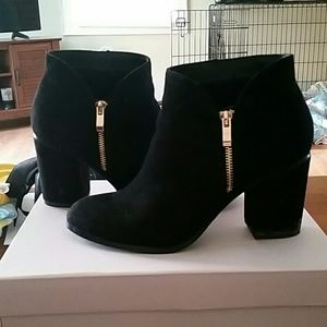 NEW. 8.5 black booties